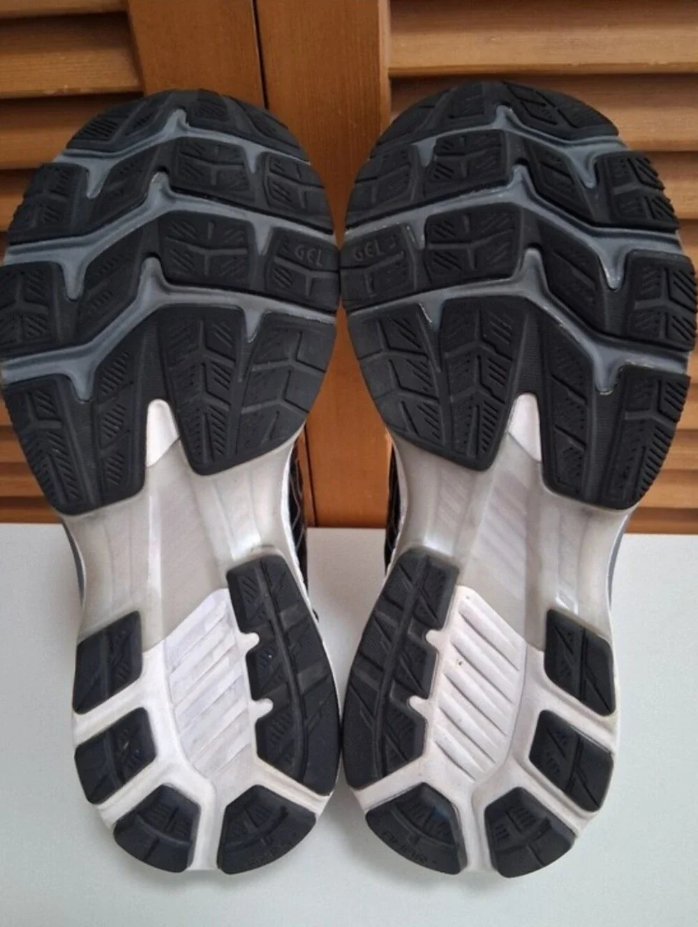 ASICS GEL-KAYANO 27 - WOMENS SIZE 9.5